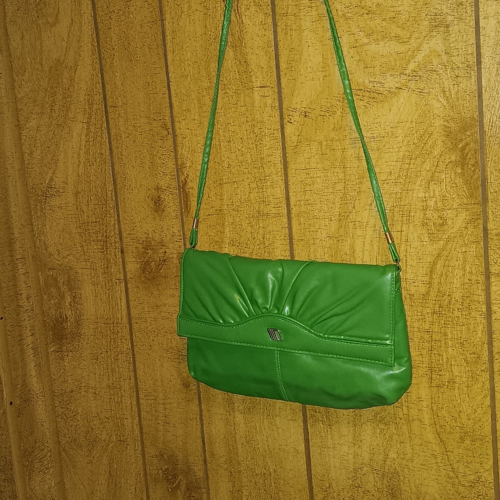 PAYLESS SHOULDER PURSE.  COLOR GREEN.